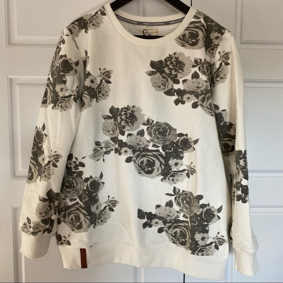 NWT Ampersand Ave Bed of Roses Fleece Pullover - Picture 4 of 5